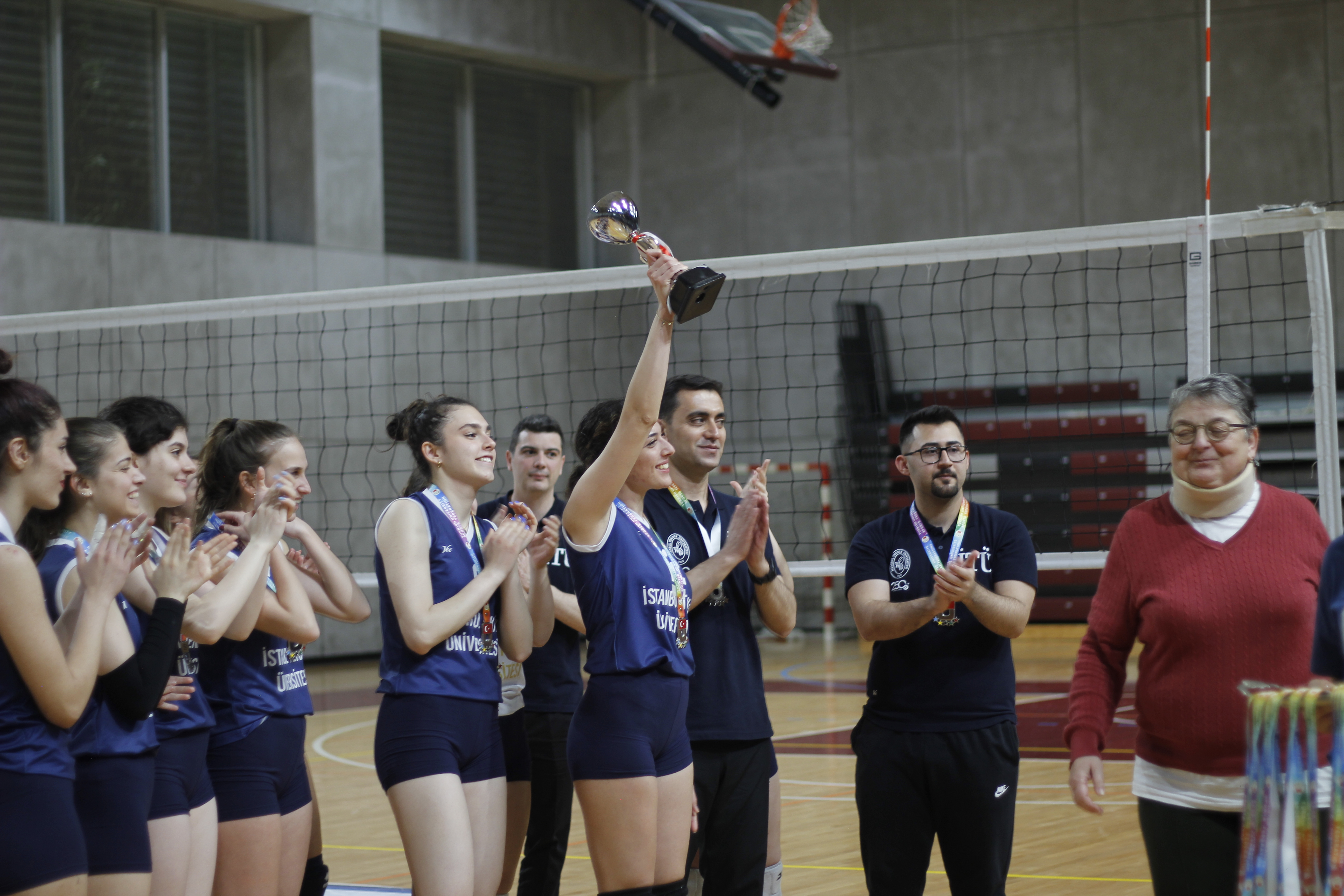 İTÜ Kadın volybol takımı oyuncularımız kazandıkları kupayı kaldırarak coşkuyla başarılarını kutluyor