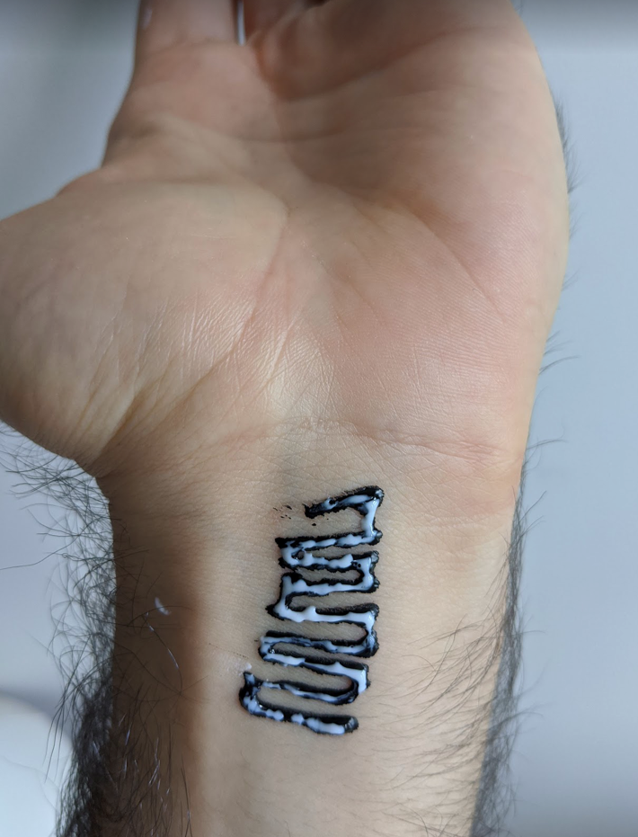 nano dövme sensörün bileğe uygulanmış hali