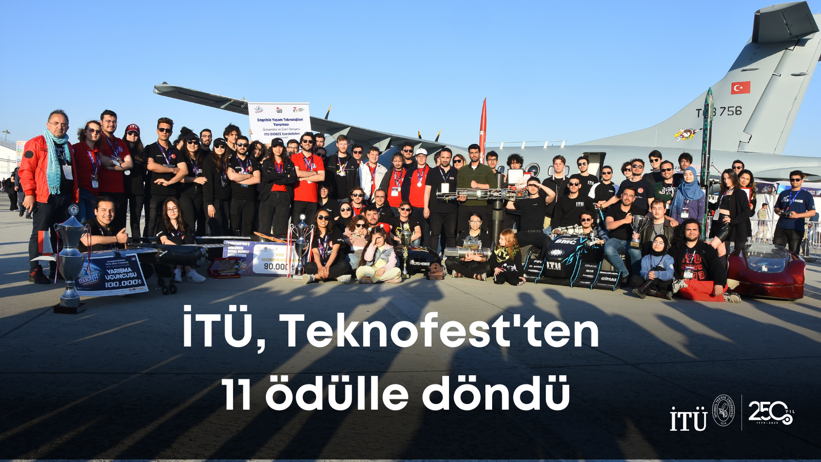 Teknofest 20232te ödül kazanan tüm İTÜ proje takımları tek bir karede, arkada Türk Hava Kuvvetleri askeri nakliye uçağı