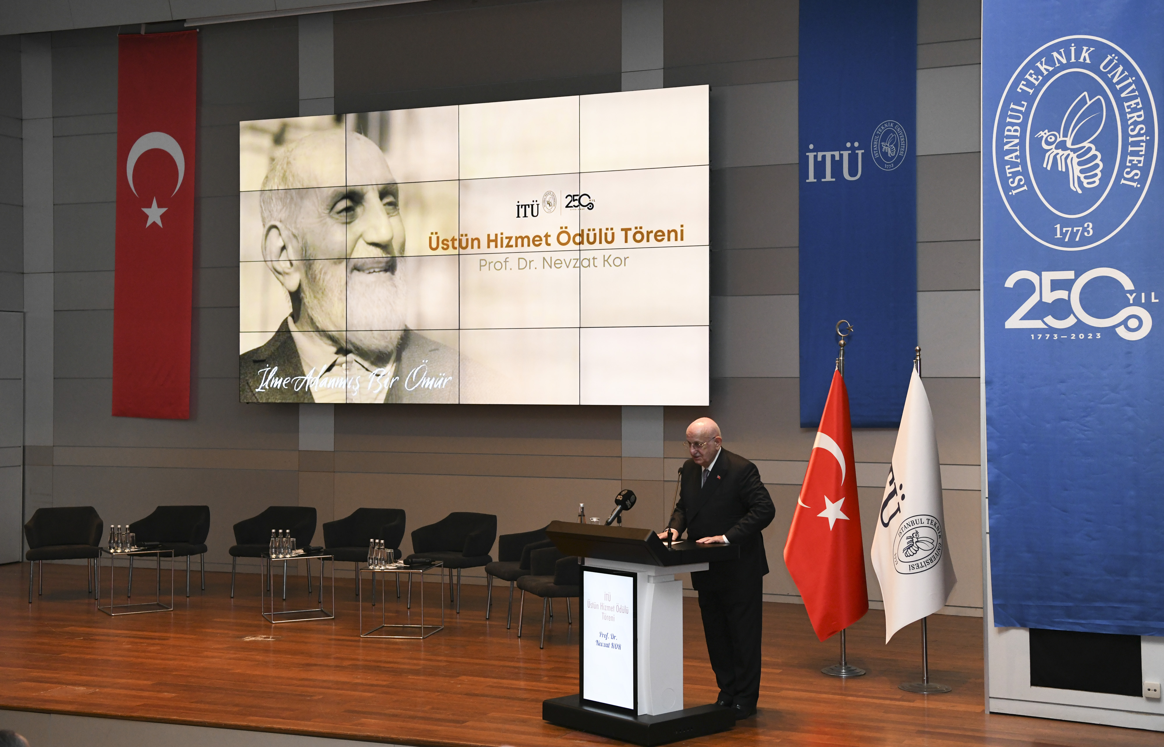TBMM Eski Başkanı İsmail Kahraman sahnede konuşuyor